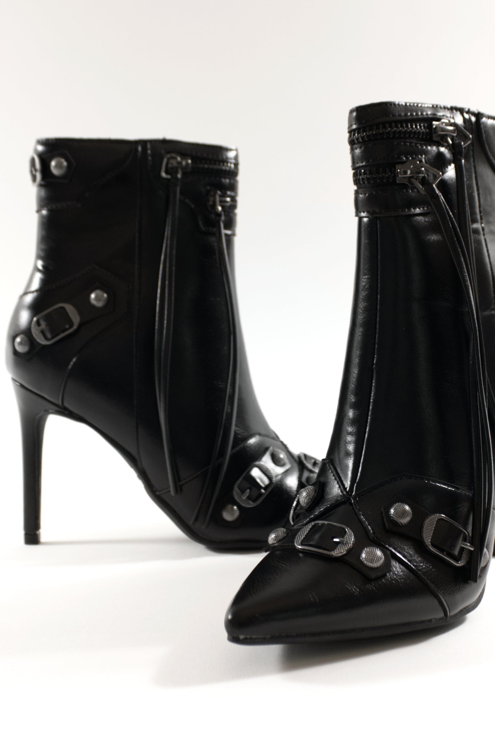 BALE BUCKLE DETAIL ANKLE BOOTS - BLACK
